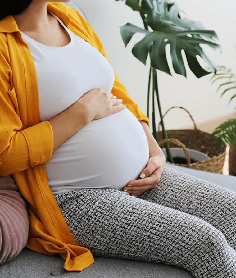 Une femme enceinte assise sur un fauteuil