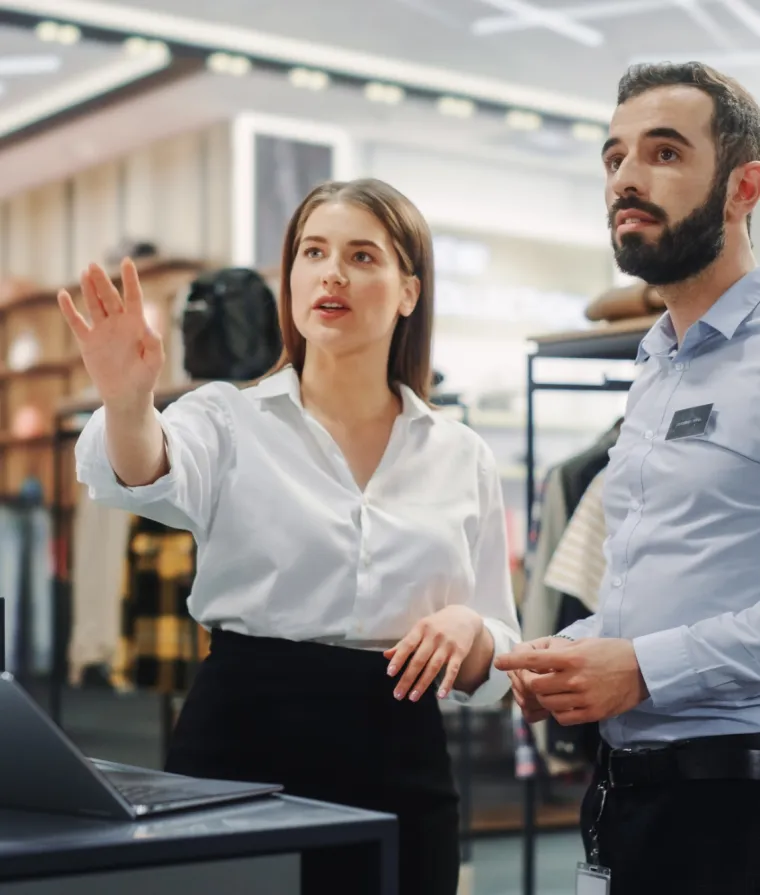 Deux employés discutent ensemble
