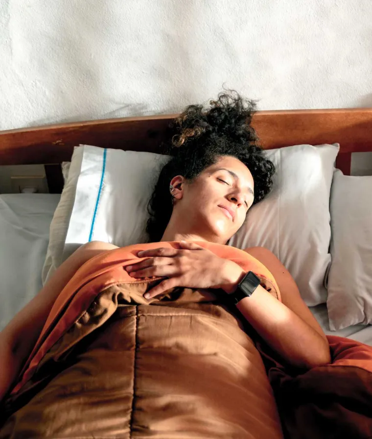 Une femme dort le jour