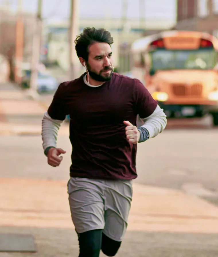Un homme court dehors