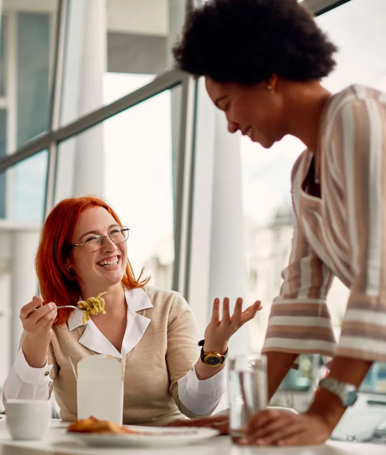 Deux collègues discutent ensemble
