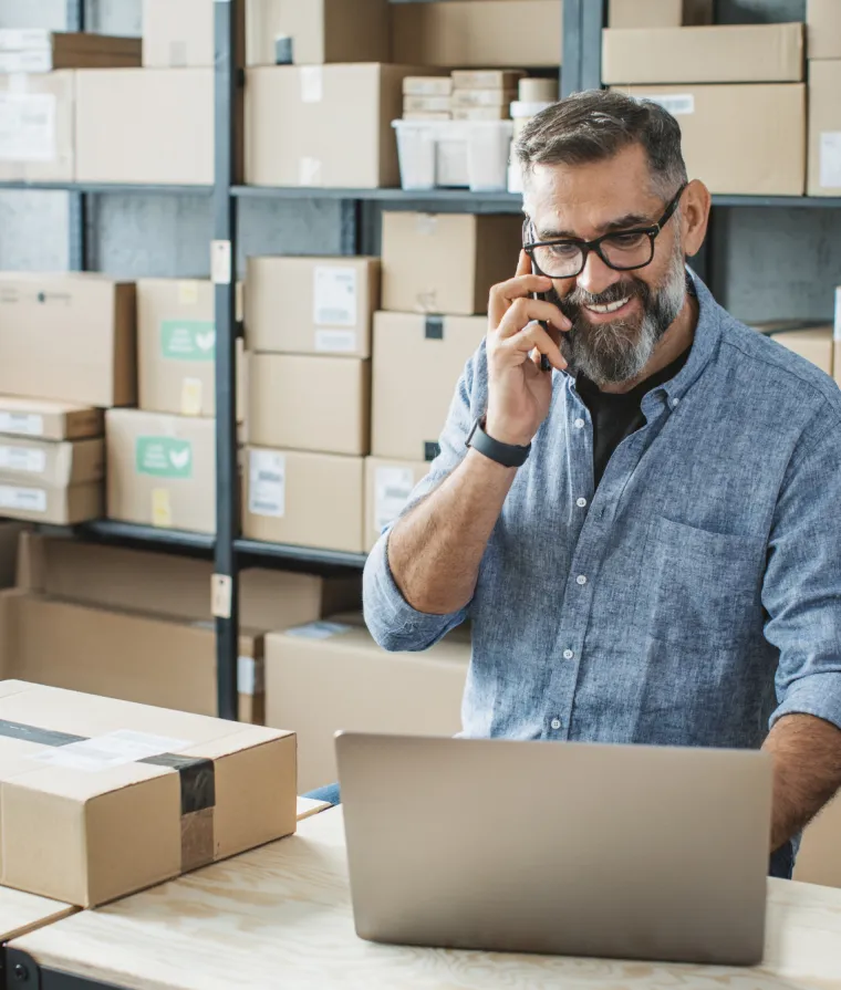 Un entrepreneur est au téléphone dans son entrepôt