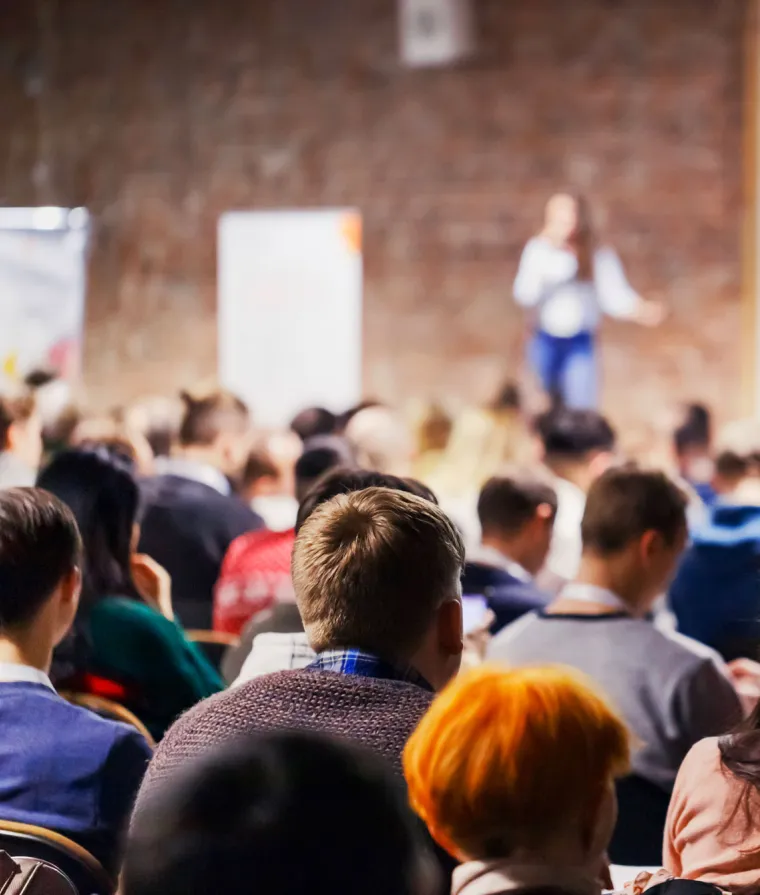 Des gens assistent à une conférence
