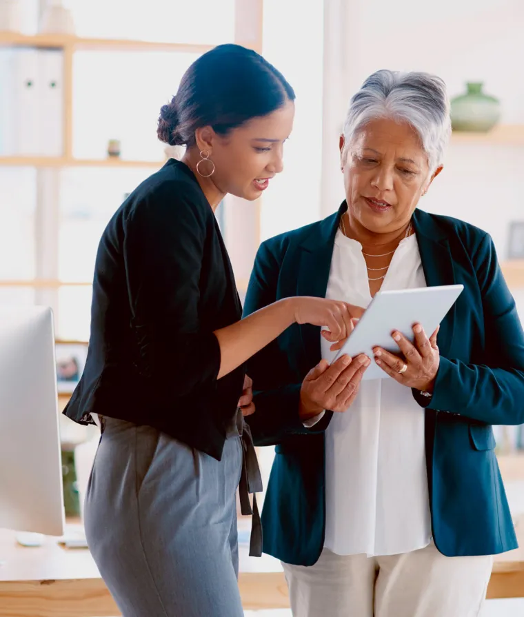 Deux employés consultent une tablette électronique
