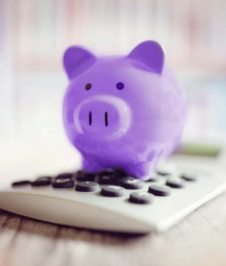 Une tirelire sur une calculatrice