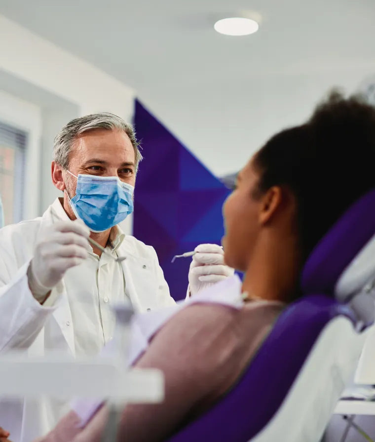 Un dentiste avec son patient