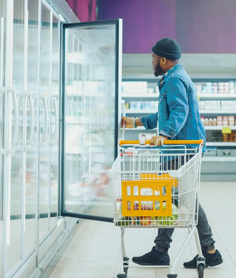 Une personne fait l'épicerie