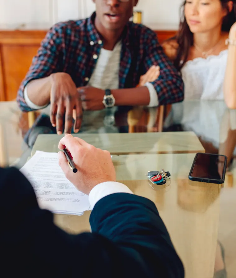 Un couple consulte un conseiller financier