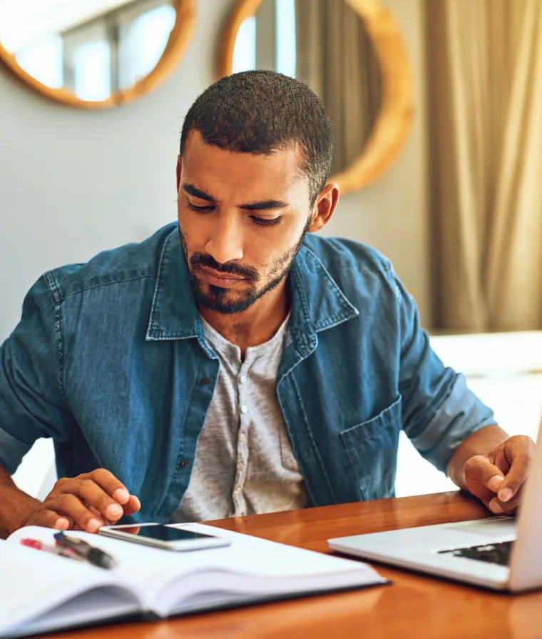 Un homme fait des calculs