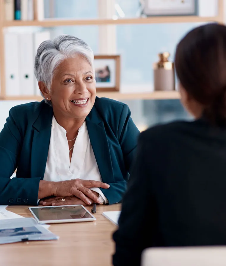 Une conseillère discute avec une bénéficiaire