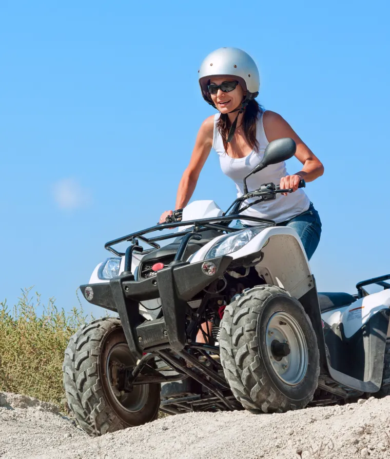 Une femme conduit un VTT