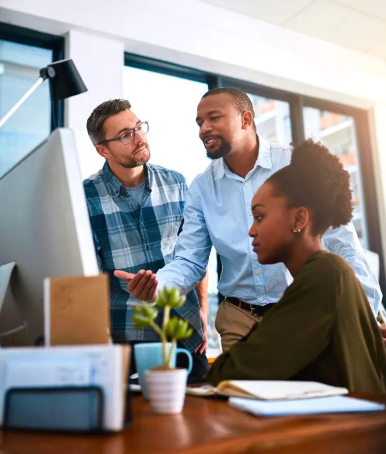 Trois collègues discutent ensemble