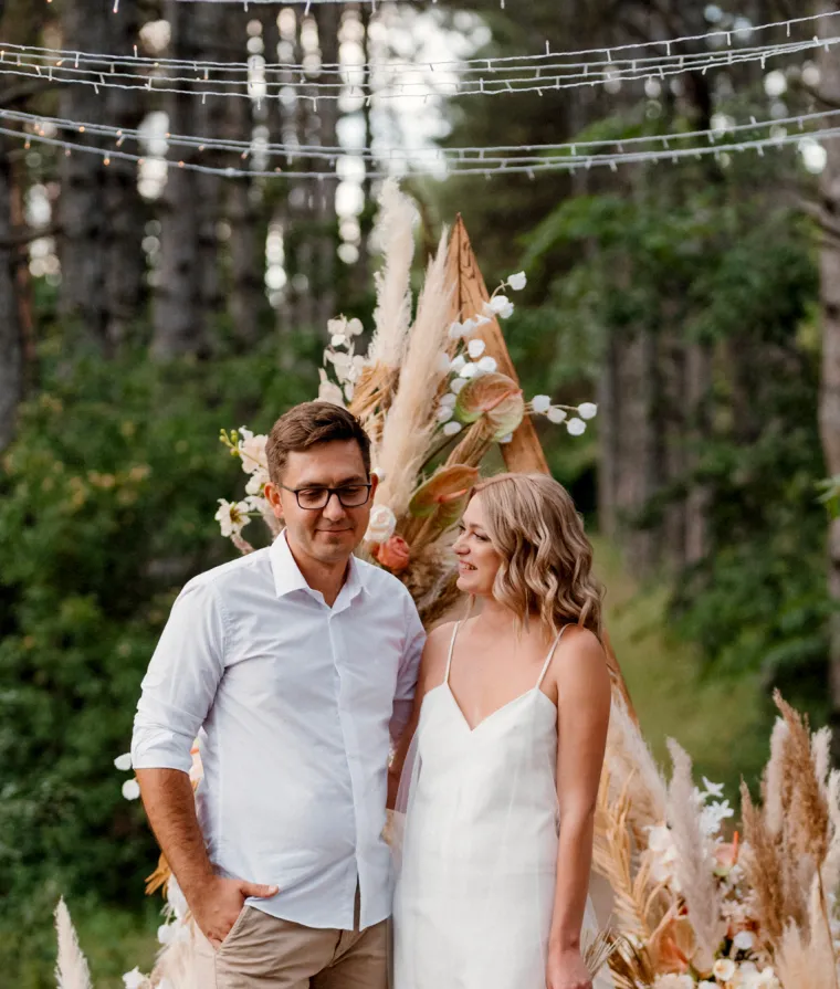 Un couple de mariés