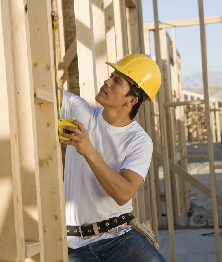 Un ouvrier sur un chantier de construction