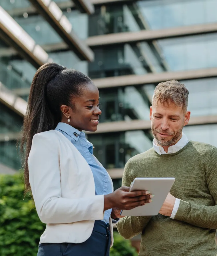 Deux personnes consultent une tablette électronique