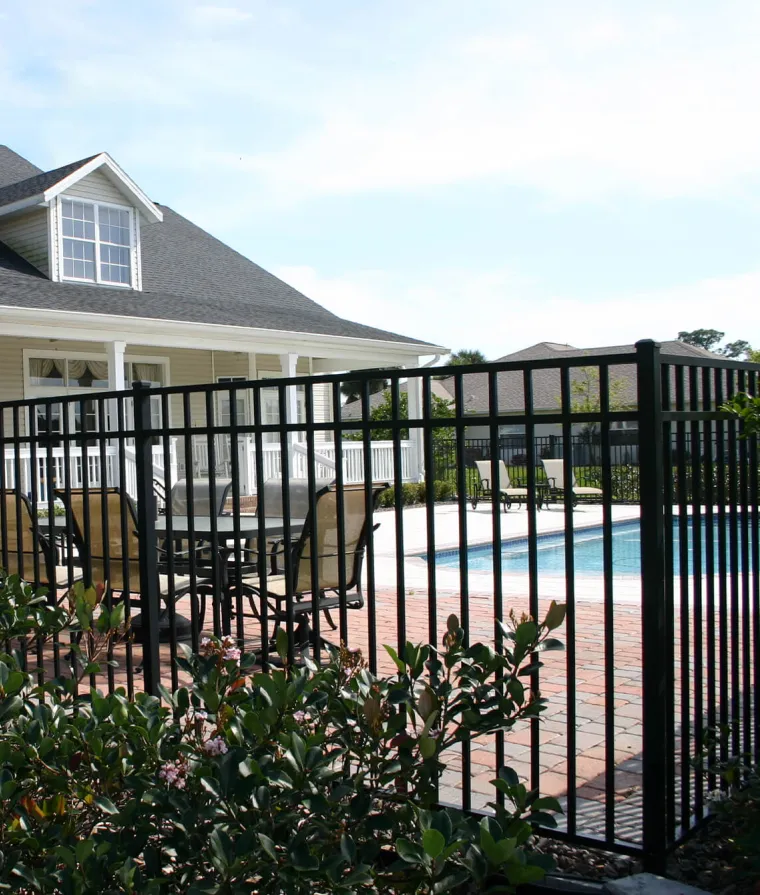Une clôture entourant une piscine