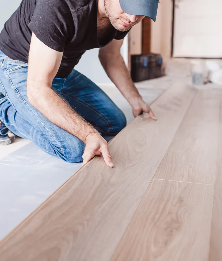 Quelqu'un installe du plancher de bois franc