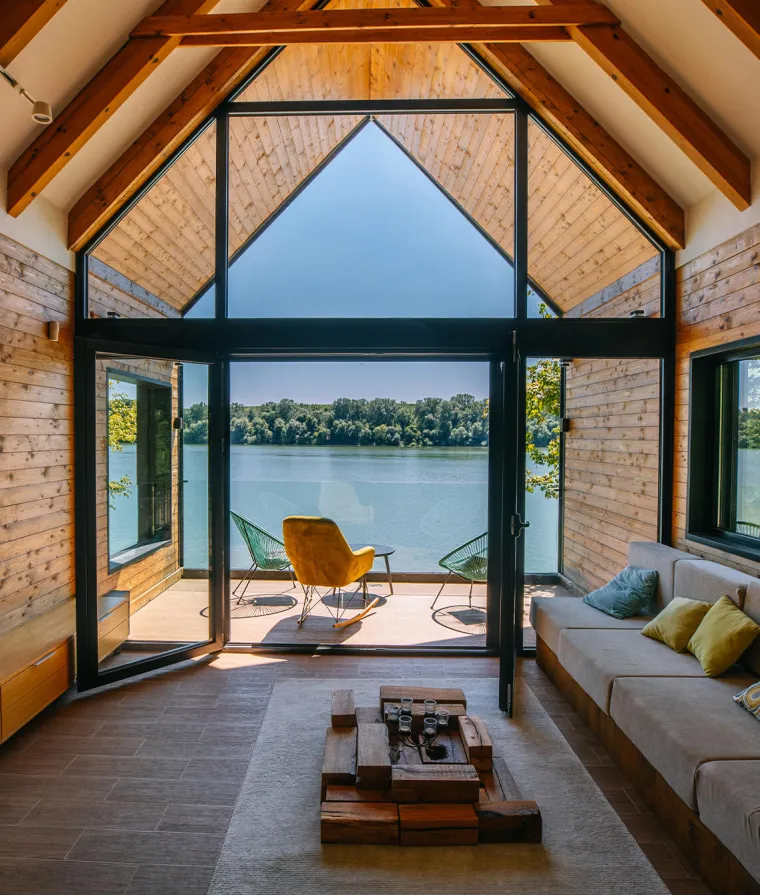 Le salon d'une maison sur le bord d'un lac