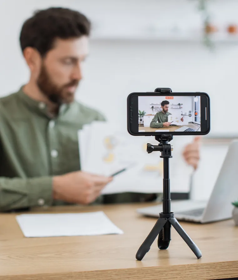 Une personne se filme avec son téléphone cellulaire