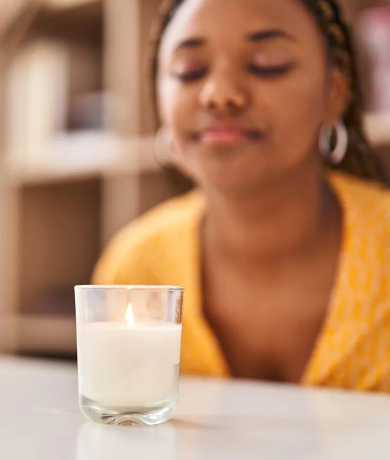 Une fille respire une chandelle