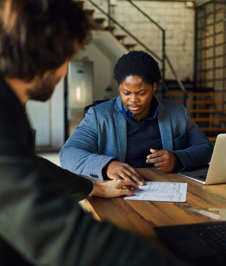 Deux personnes discutent ensemble