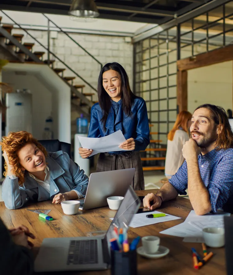 Trois collègues discutent ensemble