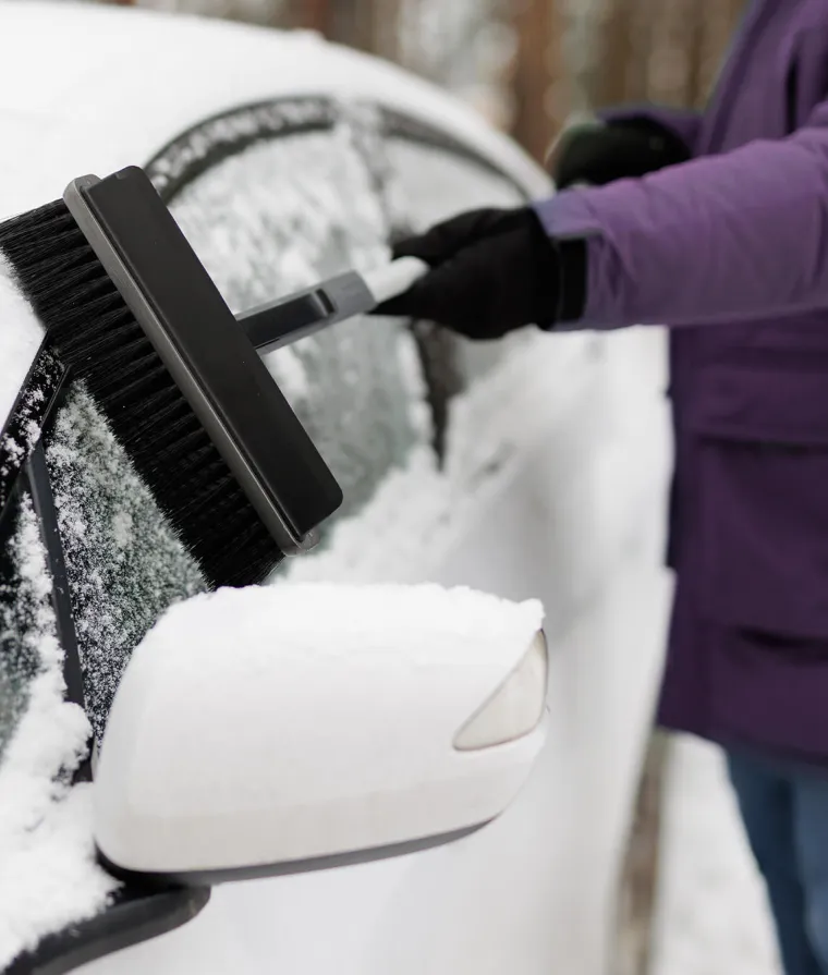Quelqu'un déneige une voiture