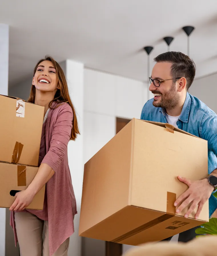 Deux personnes portent des boîtes en carton