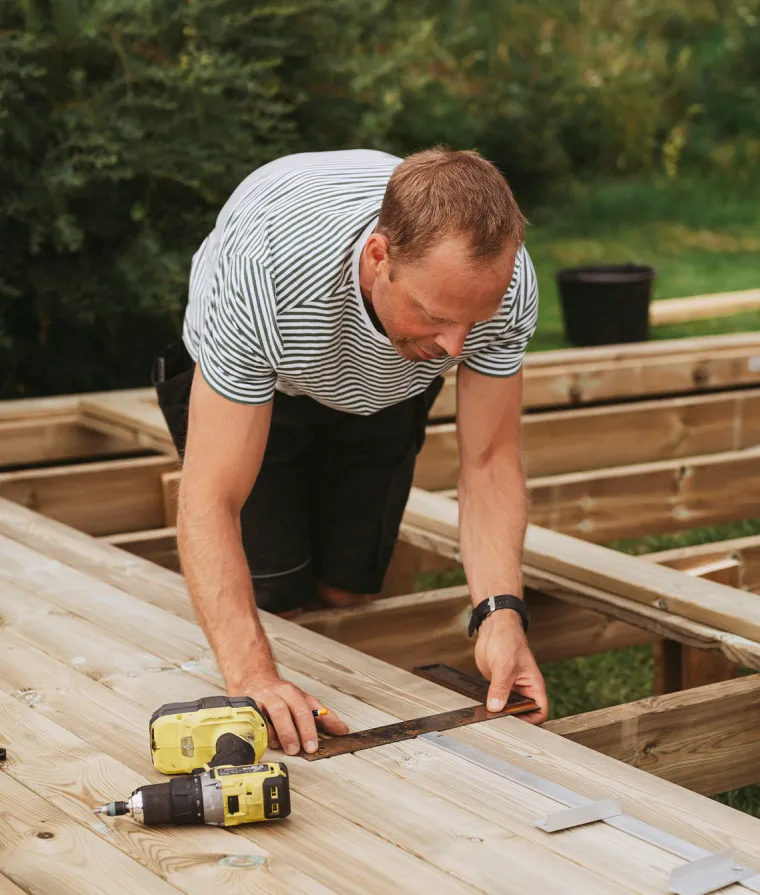 Un homme prend des mesures