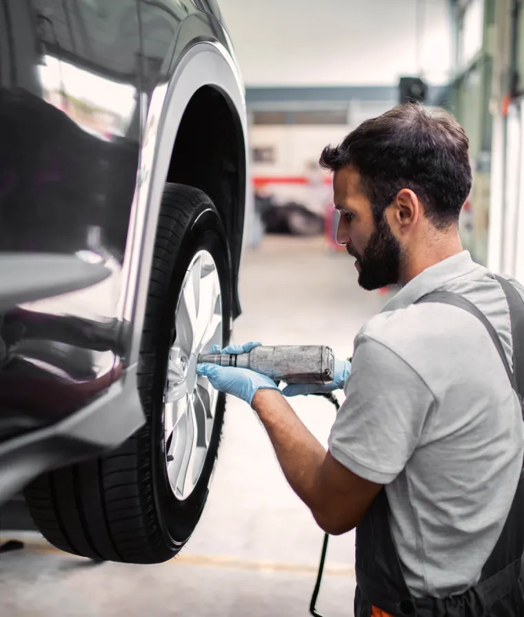 Un garagiste change des pneus