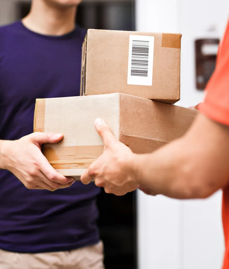 Deux personnes s'échangent des colis