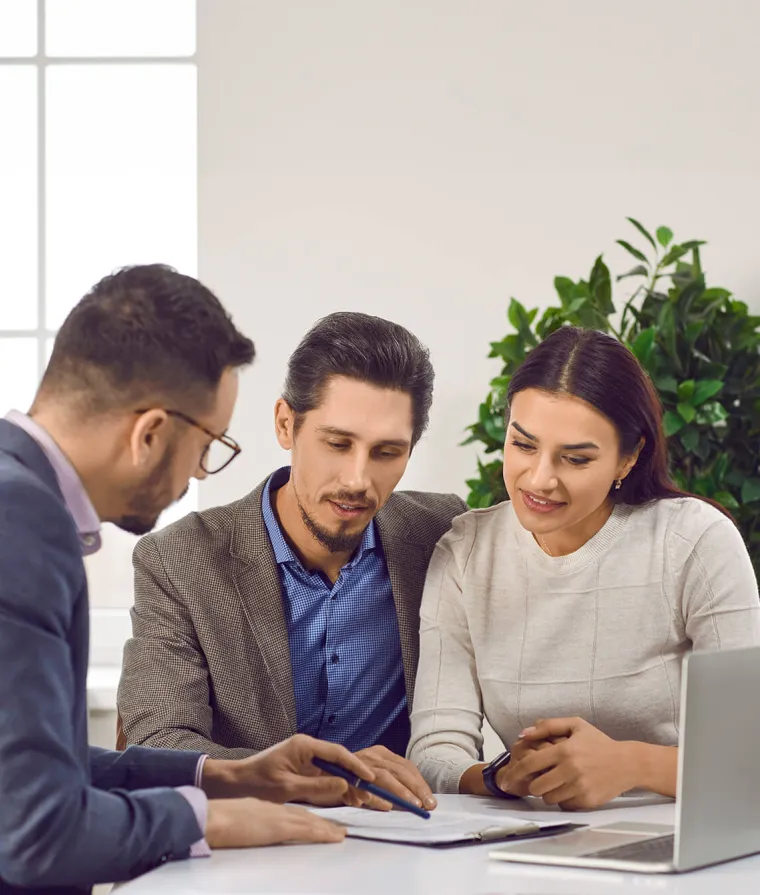 Trois personnes discutent ensemble