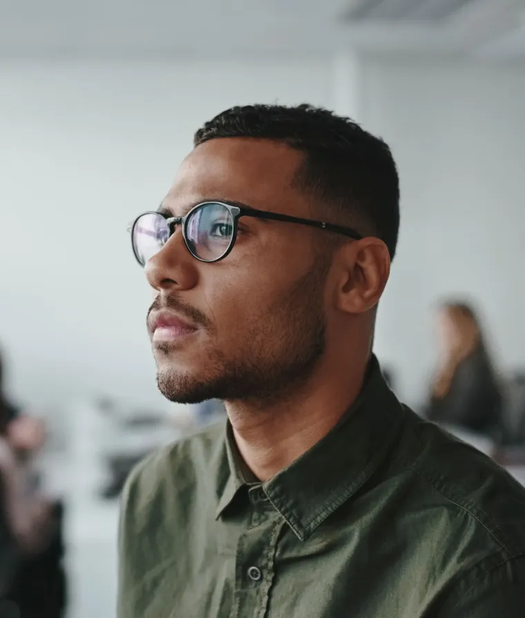 Un homme portant des lunettes