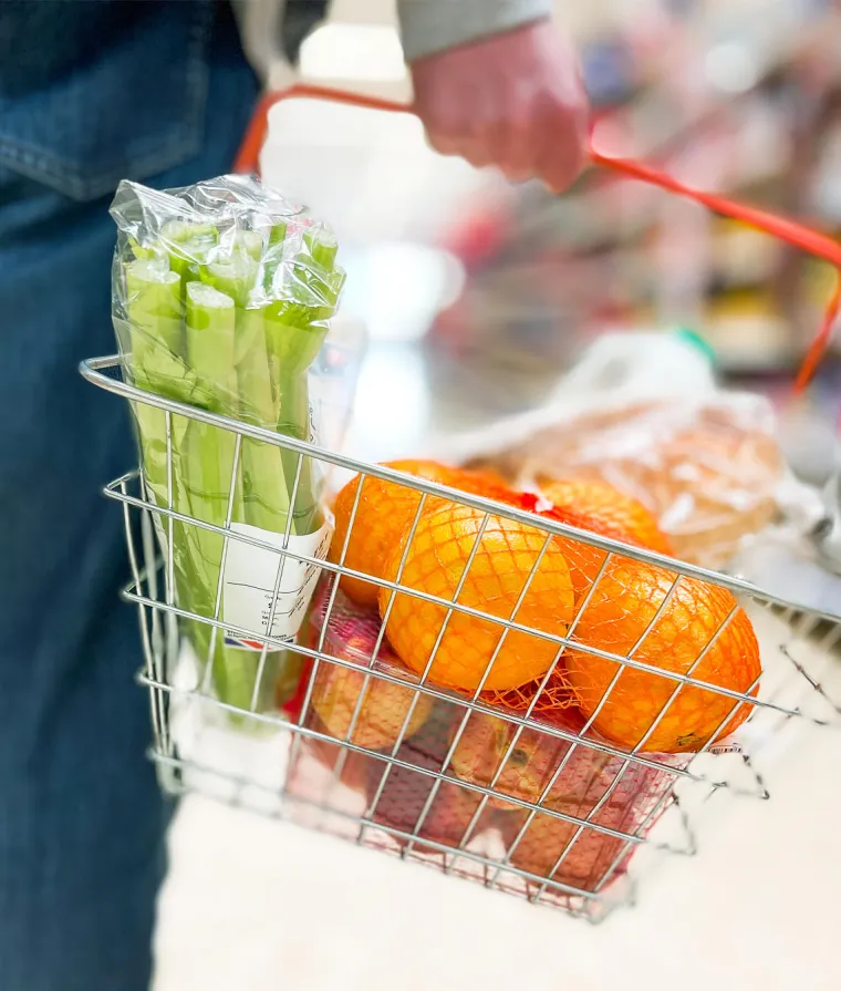 Un panier d'épicerie rempli d'aliments