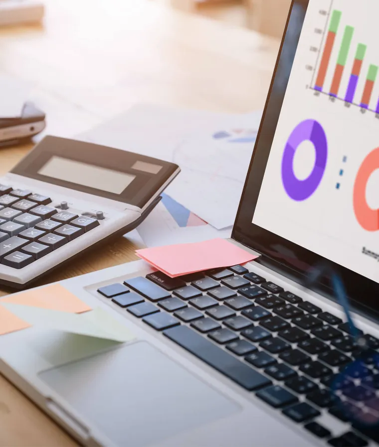 Une calculatrice et un ordinateur portable