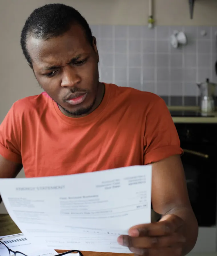 Un homme regarde des papiers