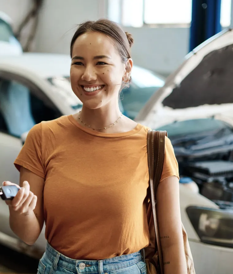 Une femme est au garage