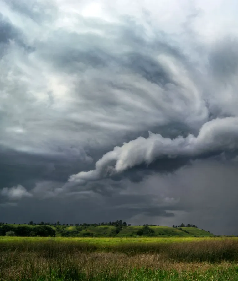 De gros nuages dans un ciel orageux