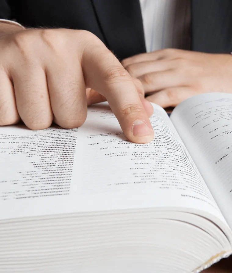 Quelqu'un consulte un livre