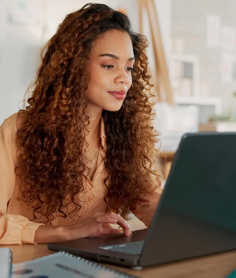 Une femme travaille sur un ordinateur portable