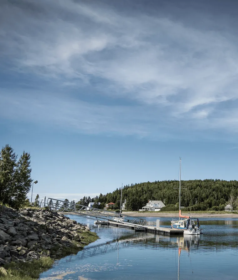 Un bateau amarré à un quai