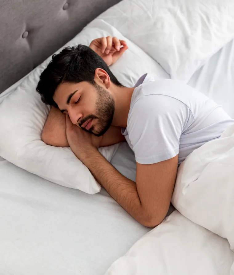 Un homme dort dans un lit