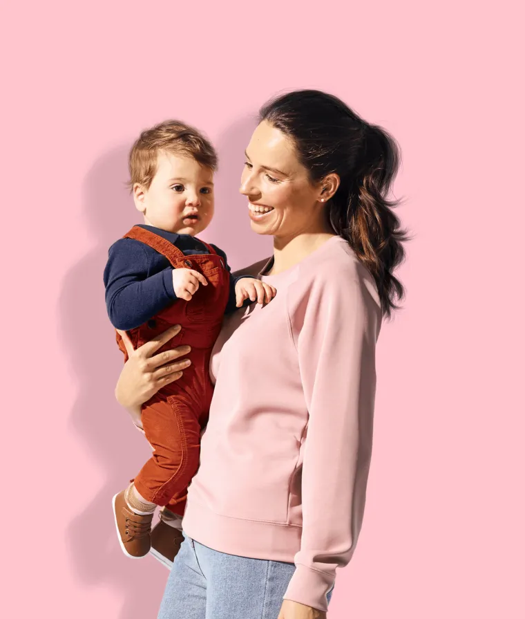 Personne tenant un jeune enfant