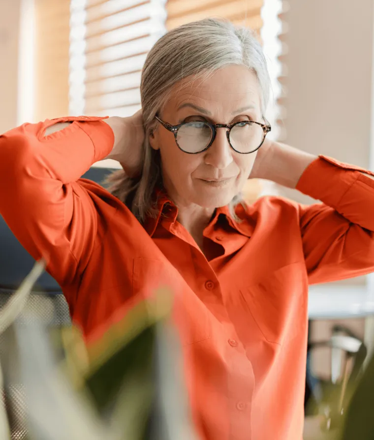 Une femme se tient le cou