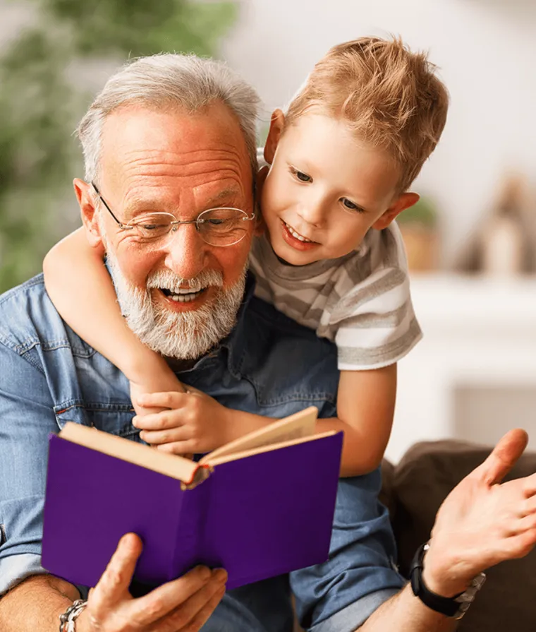 Un homme âgé et un enfant lisent un livre