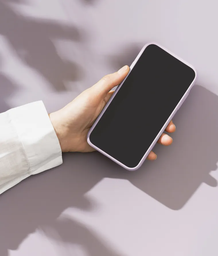 main tenant un iphone avec écran noire