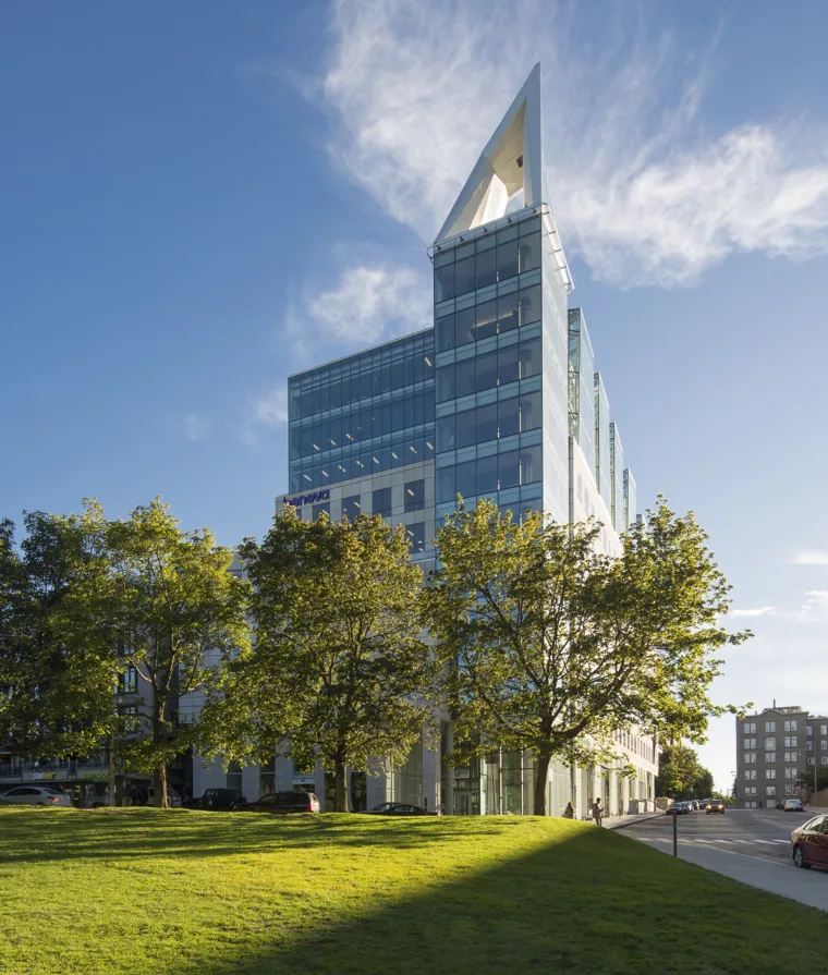 Immeuble Beneva avec des arbres au premier plan