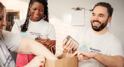 Bénévoles préparant des sacs d’aide alimentaire