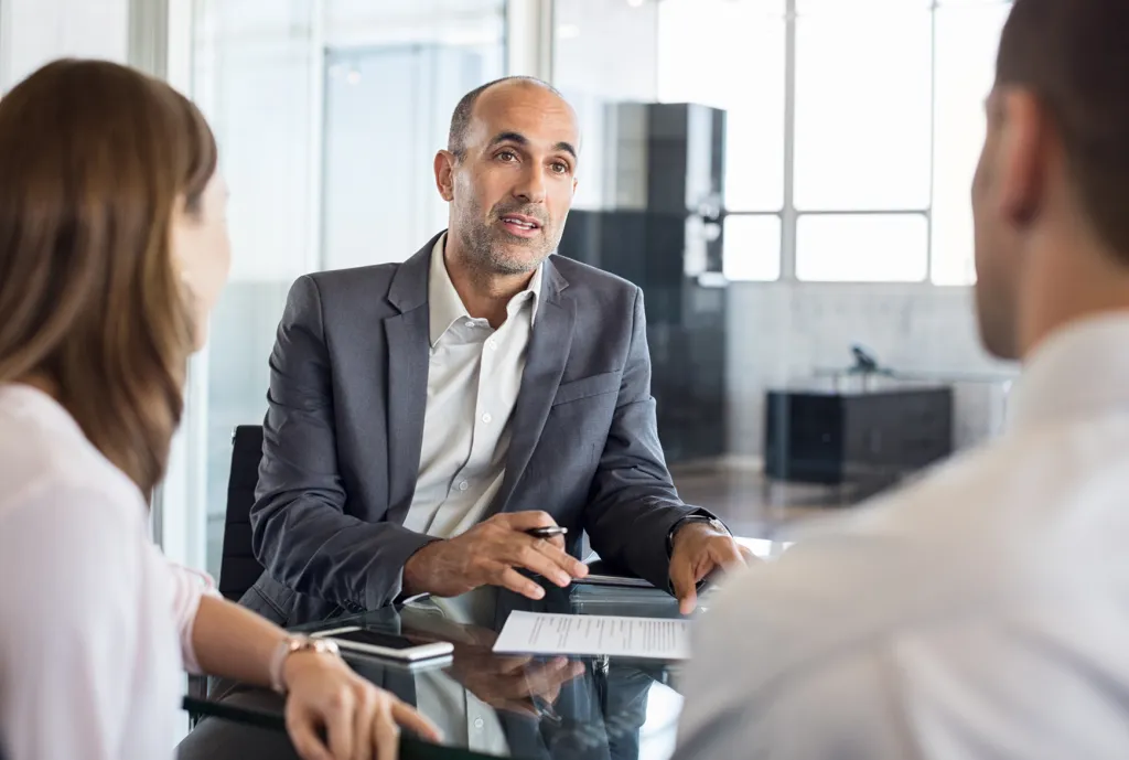 Un couple qui reçoit les conseils d'un conseiller