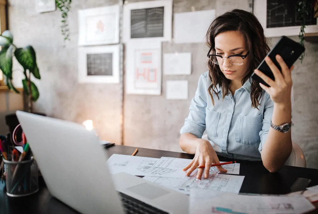 Une femme fait des tâches administratives